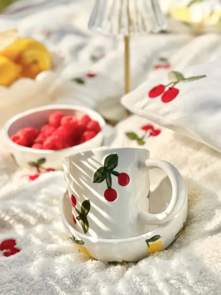 Kubek Cherry 163 (biały w wiśnie)